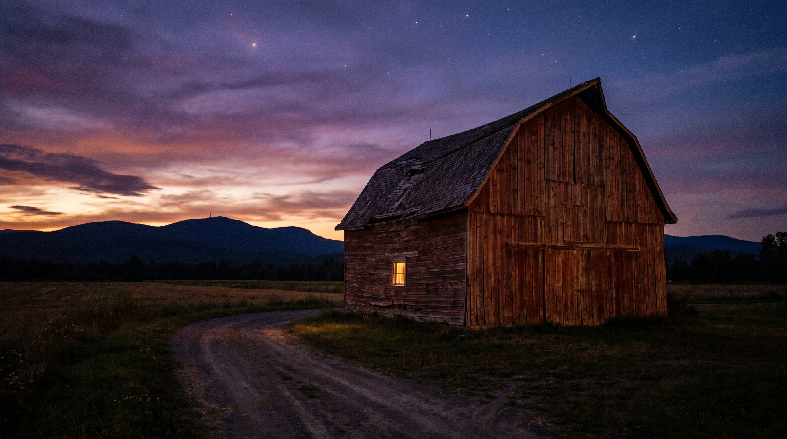 Grange québécoise au crépuscule